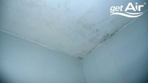 Manchas de humedad en la pared debido a condensacion